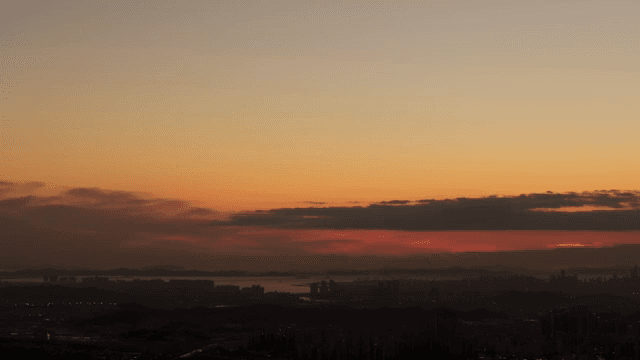 다채로운 색상의 일몰 도시 스카이라인