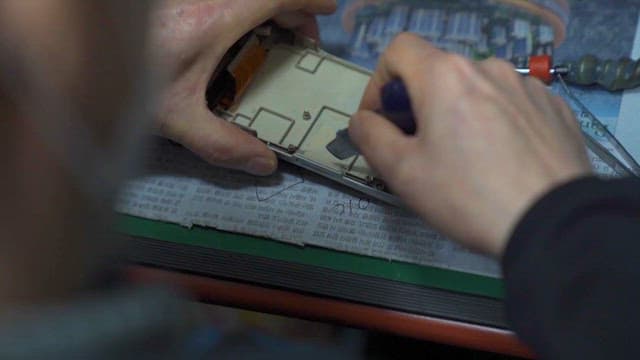 전자 회로 기판을 수리하는 손