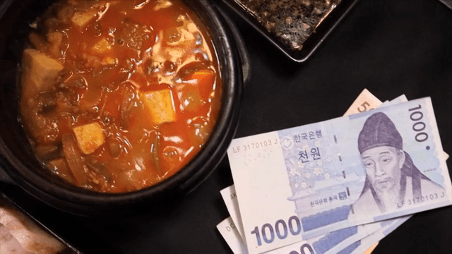 테이블 위의 된장찌개와 지폐