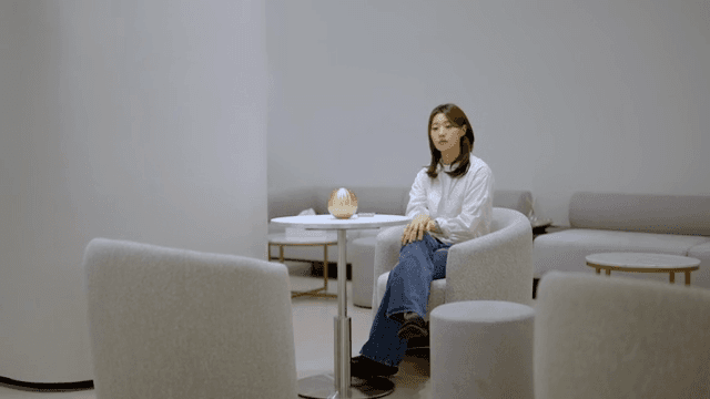 현대적인 라운지에 앉아 있는 여성