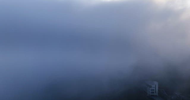 구름 위로 비치는 햇빛