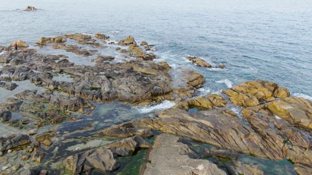 파도가 부딪히는 바위 해안선