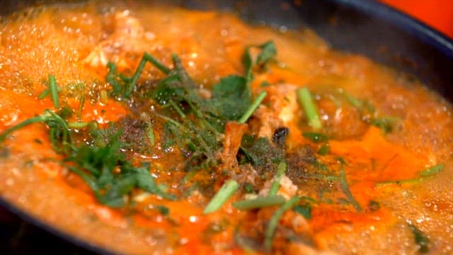 냄비에서 끓고 있는 삼숙이탕