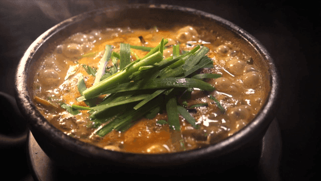 부추로 장식된 뜨거운 추어탕