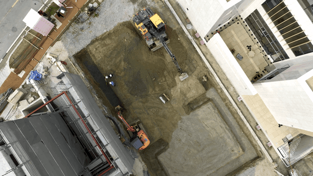 작업 중인 굴착기가 있는 건설 현장