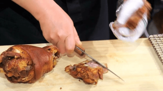 도마 위에서 족발을 자르는 모습