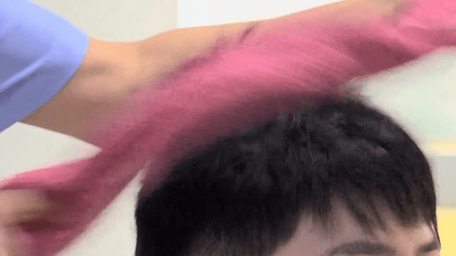 실내에서 수건으로 머리 말리기