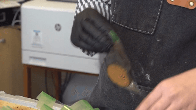 주방에서 쿠키를 포장하는 사람