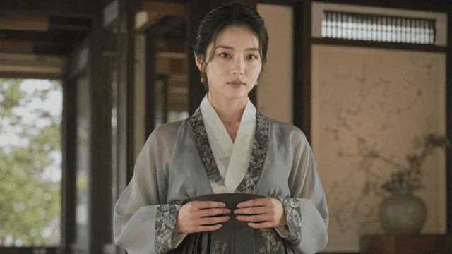 전통 한복을 입은 젊은 여성
