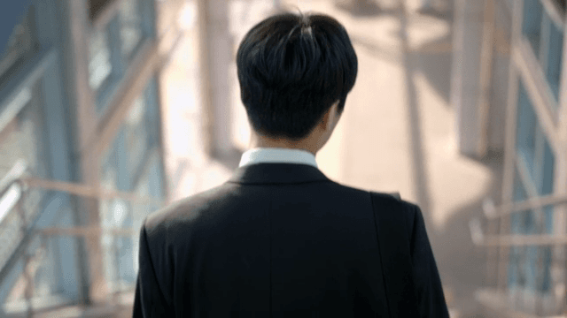 지하철을 타러 계단을 내려가는 직장인 남성