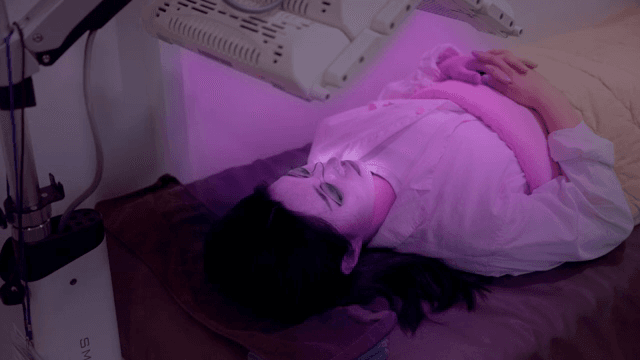 여성이 LED 광선 치료를 받는 모습