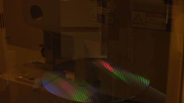 실험실에서 작동하는 복잡한 장비