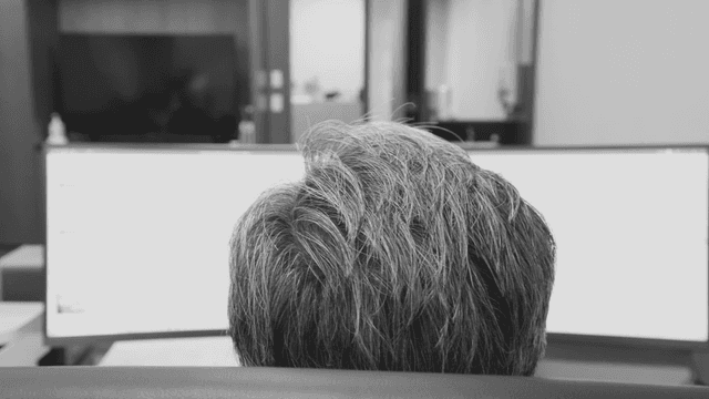 모니터 앞에서 일하는 사람