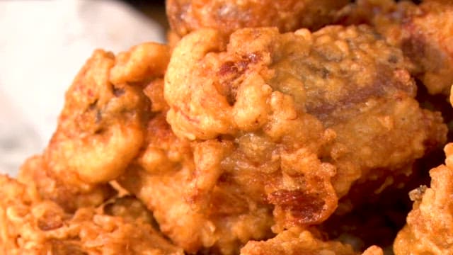 바삭바삭하고 노릇노릇한 후라이드 치킨 한 마리