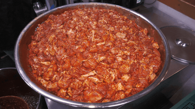 양념된 닭갈비 고기가 담긴 큰 그릇