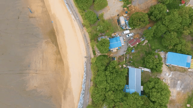 모래 해변과 나무가 있는 해안 마을