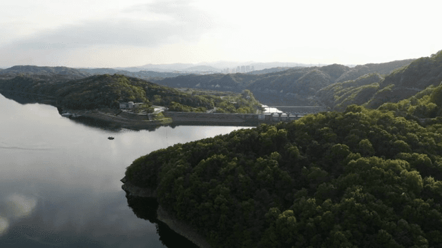 푸른 언덕으로 둘러싸인 고요한 강