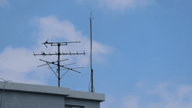 푸른 하늘을 배경으로 한 옥상 안테나