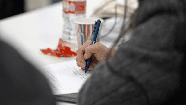 업무 관련 메모를 하는 사람