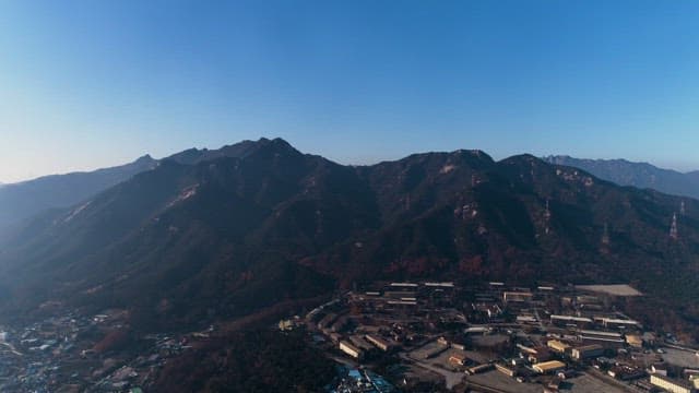 산에 둘러싸인 마을의 원경