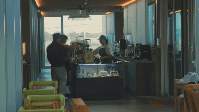 사람들이 음료를 주문하는 아늑한 카페