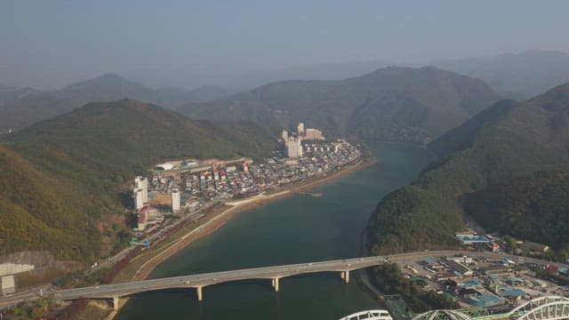 강변 마을을 내려다보는 스카이워크 전망대