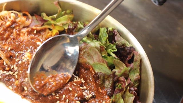 그릇에 담긴 전통 한국 비빔밥 섞기