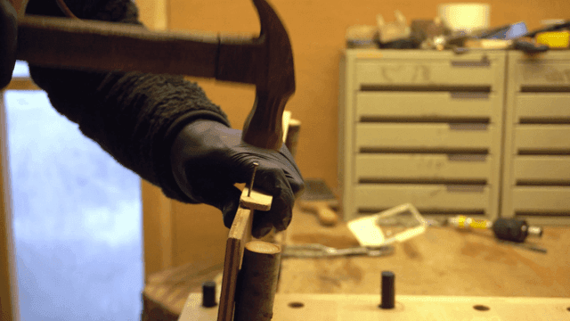 목재에 망치로 못을 박는 목수