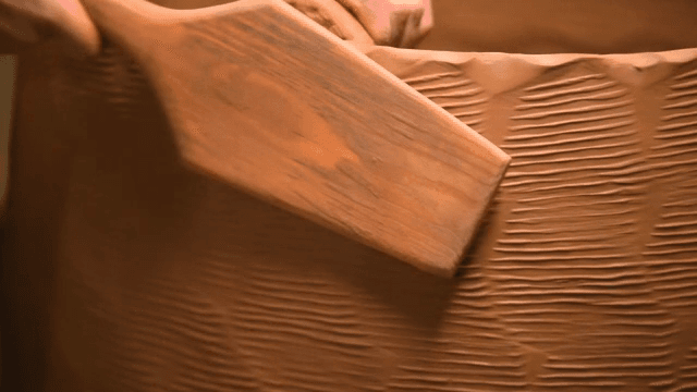 나무 도구로 도자기 제작