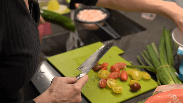 도마 위에서 방울토마토를 자르는 모습