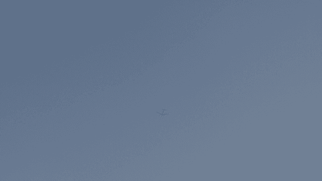 맑은 하늘을 나는 비행기