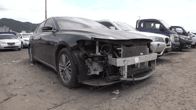 주차장에 있는 앞면이 파손된 자동차