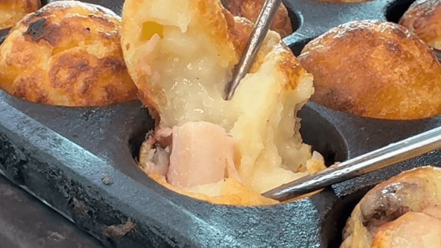 타코야키가 철판에서 요리되는 모습