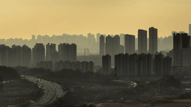 일몰 시 도시 스카이라인과 고속도로