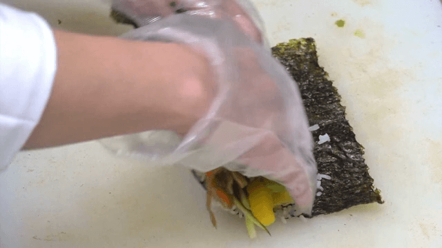 신선한 재료로 김밥 준비하기