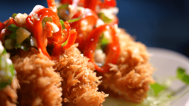 다채로운 고추 고명이 얹어진 바삭한 유린복 튀김