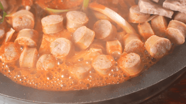 냄비에서 뜨겁게 끓고 있는 매콥한 부대찌개