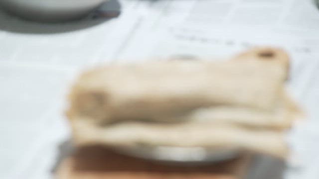 테이블 위에 올려지는 곤드레 전병 한 접시