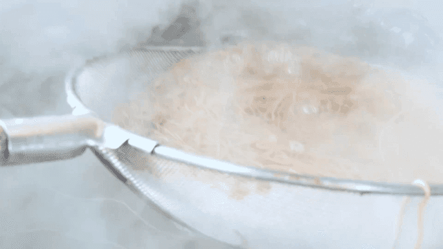 갓 만든 메밀면을 물에 헹구는 장면