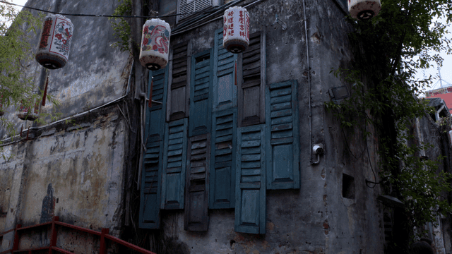 골목의 등불이 있는 오래된 건물