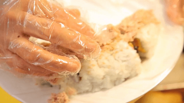 장갑 낀 손으로 참치 김밥 준비