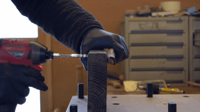 나무 판자에 드릴을 사용하는 사람