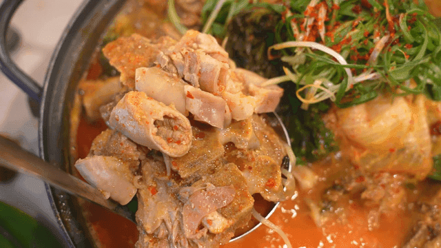 Spicy pork backbone stew with tripe and vegetables