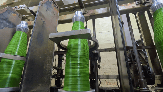 공장 환경의 녹색 실뭉치들