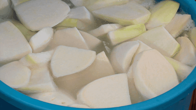 파란 통에 가득 담긴 무 절임