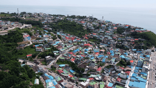 바다 전망이 있는 다채로운 해안 마을