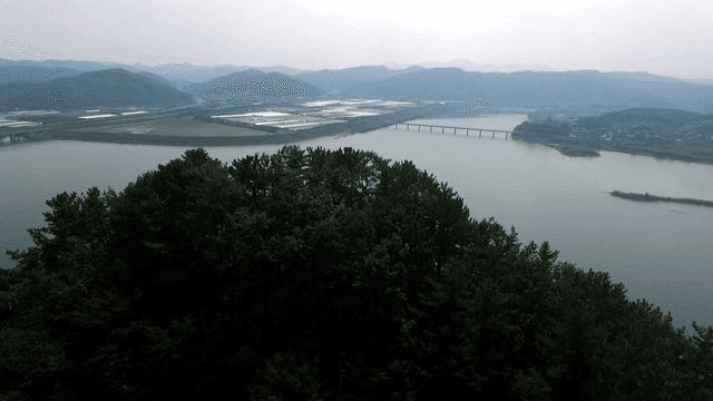 전통 정자가 있는 산과 넓은 강