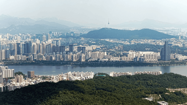 강이 흐르는 번화한 도시의 광활한 전망