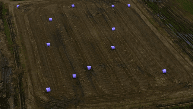 건초 더미가 흩어진 넓은 들판