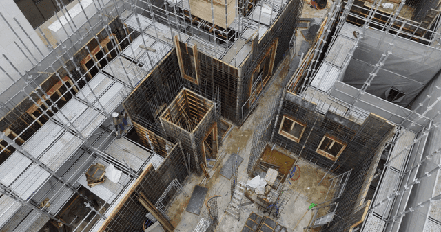 골조 공사가 진행 중인 건물 시공 현장